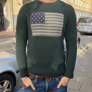 Mörkgrön stickad tröja North Sails - Jag säljer en Mörkgrön stickad tröja från North sails. Snygg tryck därframme och väldigt gott skick. Modellen är 190 bänkar 95kg😉 passar dig som är lite mindre skulle säga 185