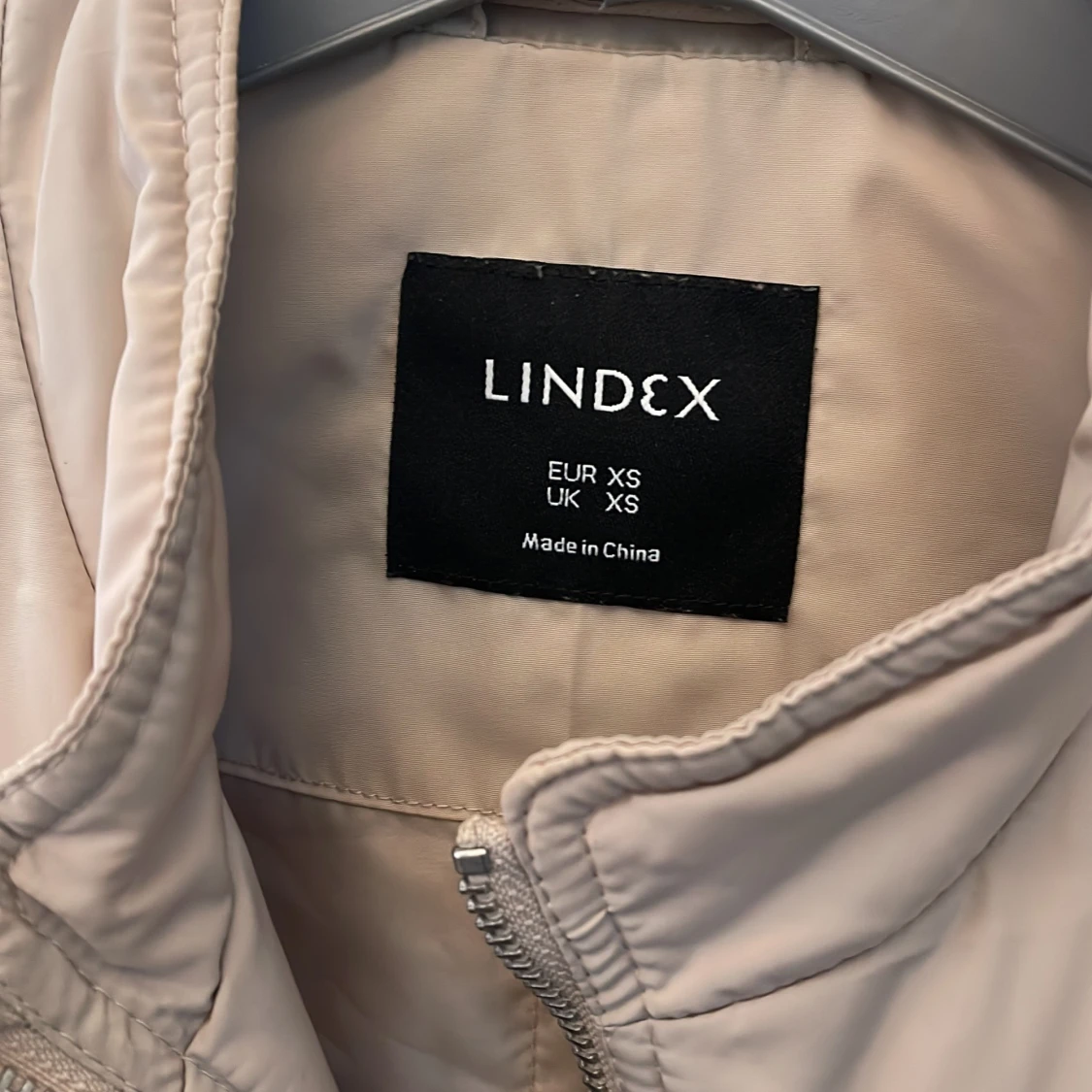 Beige vindjacka från Lindex XS