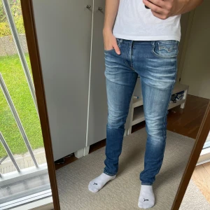Replay anbass jeans - Tja! Säljer denna feta jeans från Replay!| Modell: Anbass| Mycket gott skick, liten defekt på benet, men annars ser det bra ut!| Pris alltid diskuterbart!| Vid fler frågor tveka inte att kontakta mig!| //Nils- köp efter 25/10 kommer skickas 30/10!