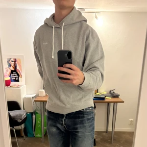 Grå Levi’s hoodie - Snygg grå levi’s hoodie i relaxed fit. Passar vid alla tillfällen. Mått har du på bilderna! Vid fler funderingar hör av er 😁 
