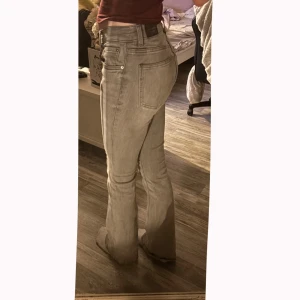 Grå bootcut jeans med hög midja - Gråa bootcut jeans från Gina tricot 