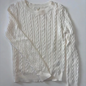 Vit kabelstickad tröja - Sååå söt!! I fint skick