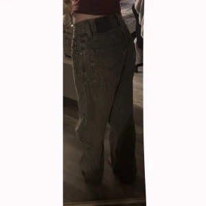 Baggy grå jeans med loose fit - Säljer ett par grå Levis Premium Baggy Dad jeans. De har en avslappnad baggy passform och är i mycket gott skick, knappt använda. Storlek 26 Innerbenslängd : 82 Midja: 39 