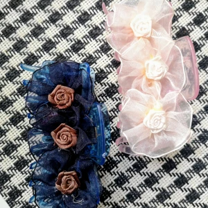 2st Stora Hårklämmor  - Helt nya. Längd 10cm Snygga klämmor med fina detaljer, starkt grepp för tjocka hår. Båda har dekorativa blommor i organza och tyg, perfekta för att ge en söt och romantisk touch till frisyren