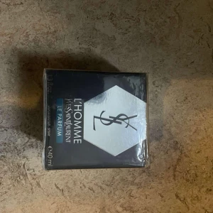 YSL L'Homme Le Parfum 40ml - YSL L'Homme Le Parfum i smidig 40 ml storlek. En ikonisk doft från ett av världens mest kända modehus. Perfekt för dig som vill ha något exklusivt och stilrent i din samling.