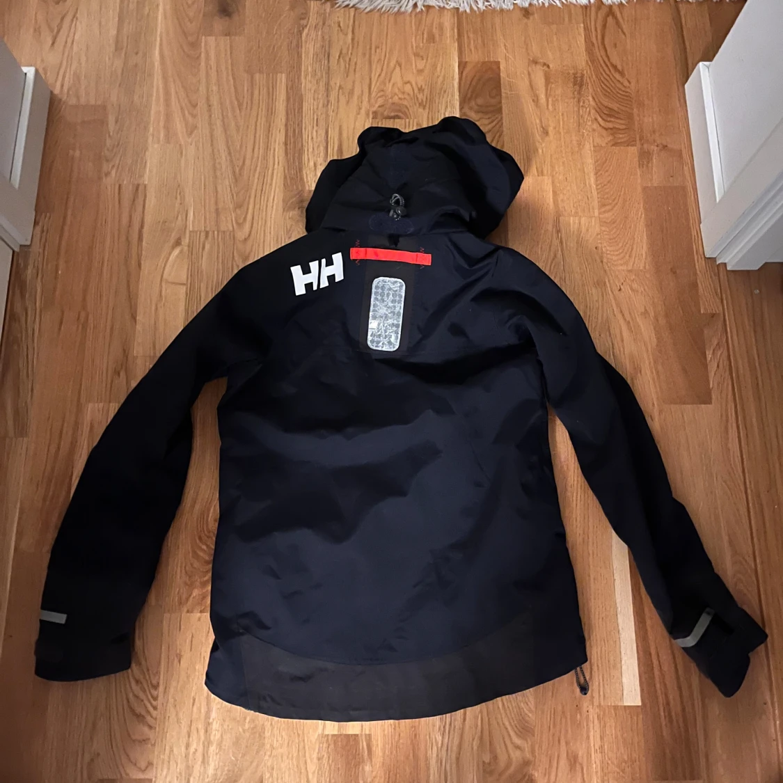 Svart Helly Hansen vindjacka med huva - 2