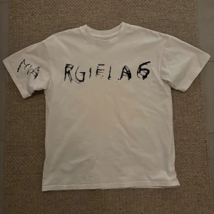 Maison Margiela t-shirt M  - Vit t-shirt från Maison Margiela. Storlek M. Klassisk passform. Perfekt för dig som gillar streetwear och unika designer. Tveka inte att höra av dig vid frågor! 