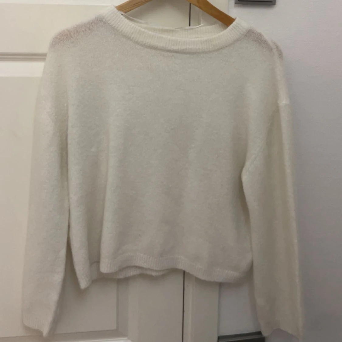 Vit stickad tröja med rund hals