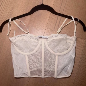 ZARA spetskorsett-topp - Såå fin vit spetskorsett topp från Zara 🤍  Aldrig använd, nyskick. Detaljer i spets och mesh, med bygel vid bysten som ger jättefin form och reglerbara axelband. - Storlek S, Passar XS Skriv privat för fler bilder eller frågor 🫶🏽