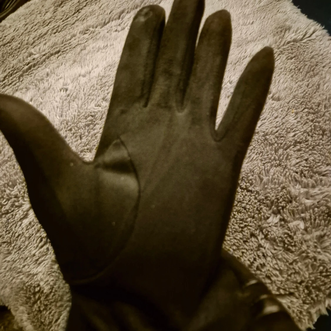 Svarta mockahandskar med gulddetalj - 1