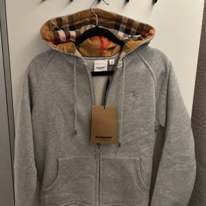 Burberry hoodie/zip up - Helt ny burberry zip up. Är i storlek M men den är liten i storlek så den passar som S mycket mer 