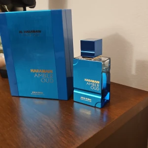 Amber Oud Aqua Dubai Parfym - Amber Oud Aqua Dubai från Al Haramain kommer i en snygg blå flaska och box. Perfekt för dig som vill sticka ut med en exklusiv och modern parfym. 70/75 ml.