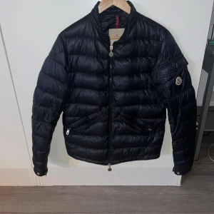 Moncler agay jacka  - Moncler i modellen agay. Säljer endast för den är för liten på mig, inget fel på den alls. Den är storlek 2 som motsvarar S/M.
