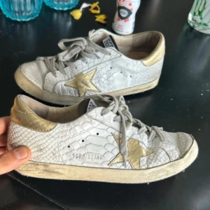 Golden goose skor - Skick 7,9/10. Storlek 37, men passar också 38. Väldigt snygga, självklart autentiska. Endast skorna medföljer, för endast 1199.