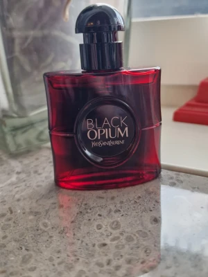 YSL Black Opium Over Red parfym (EDP) - Ysl Black Opium Over Red parfym. 30 ml parfymflaska. Använd få gånger. Tyvärr slängde jag kartonförpackningen. 