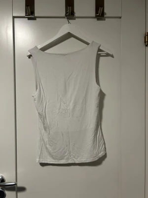 Vit linnetopp från 157 - Enkel vit linne med breda axelband från lager 157