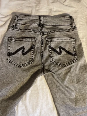 Grå jeans  - Säljer ett par grå jeans från Nelly det är super snygga och super sköna det är knappt använda säljer pågrund av att jag har ett par gröna i samma modell 