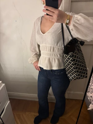 Mörkblå bootcut jeans - Säljer ett par mörkblå jeans med bootcut passform. Jeansen sitter super fint på och är använda ett fåtal gånger. Då de var för långa på mig sydde jag upp de lite, jag är 160cm lång. Vill man ej ha de uppsydda så är der bara att sprätta upp. Hör av er om ni är intresserade!🌸