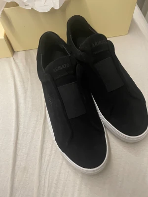 Svarta sneakers Axel Arigato mocka - Svarta sneakers från Axel Arigato i mocka  Helt nya och oanvända. Den gamla modellen som inte säljs mer så fråga inte varför dom kostar så mycket 