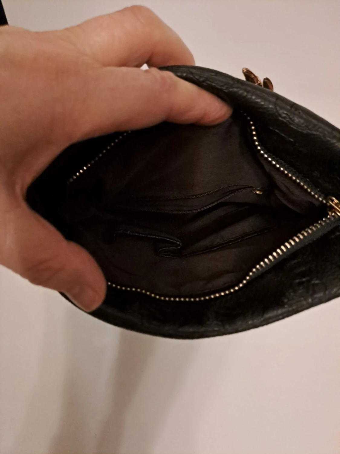 Svart axelväska med döskallemönster - 2