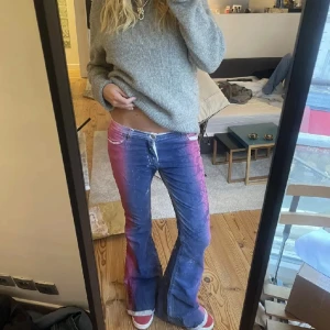 Färgglada jeans - KÖP Mina favorit jeans💯🔥🔥Bootcut och aslånga med coola detaljer!! Från Klinkjeanslondon. *Lånade bilder* Såå kul jeans ‼️ I ett använt skick med några deffekter 