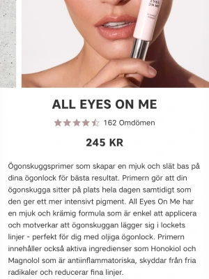 CAIA All Eyes On Me ögonskuggsprimer - Ögonskuggsprimer i en ljusrosa tub med silvrig applikator. Mjuk och krämig formula som ger en slät bas på ögonlocken och gör att ögonskuggan sitter hela dagen. Innehåller aktiva ingredienser som Honokiol och Magnolol. Kommer i en stilren förpackning. Endast öppnad aldrig använd 