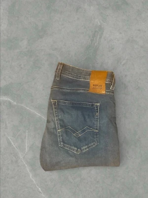 Replay Grover Hyperflex jeans blå - Säljer ett par ljusblåa Replay Grover Hyperflex jeans. De är i väldigt fint skick förutom en liten reva på höger lår som ni kan se på bild 3 men den syns knappt vid användning. De är i storlek 34 och straight fit. Vid några frågor eller funderingar är det bara att höra av sig.