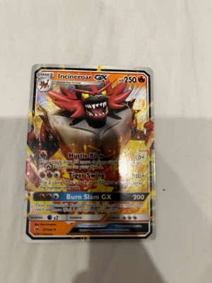 Incineroar  - Bilden visar ett Pokémonkort med Incineroar GX, inte en väst. Ingen information om väst, färg, form, märke eller material kan utläsas.