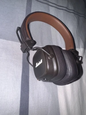 Marshall Major IV - Marshall Major IV over-ear hörlurar i klassisk design, sladd tillkommer