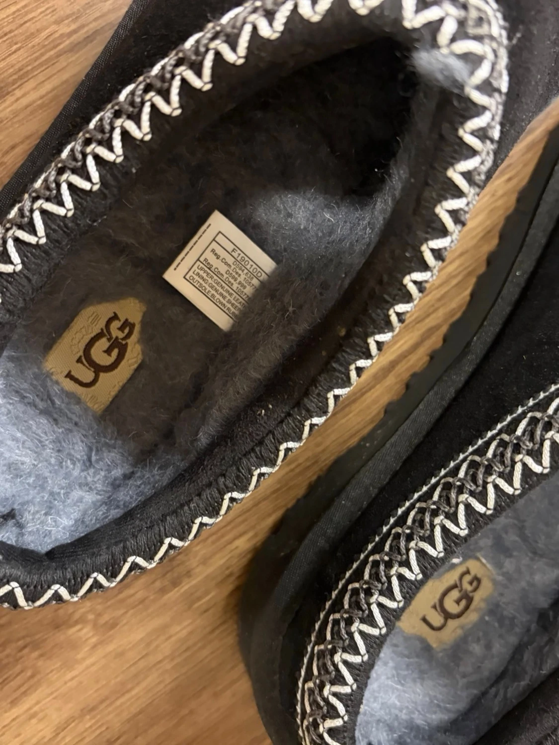 Svarta UGG slip-in skor med ullfoder - 1