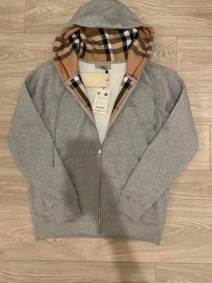 Burberry kofta  - Säljer en burberry kofta i storlek M den är i mycket bra skick anledning för säljning är för jag växt i från den tröjan är fräsh o redo för nya ägare 