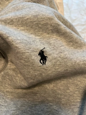 Ralph Lauren full Zip Hoodie  - Välbevarad Ralph Lauren full zip hoodie utan skavanker eller fläckar. Storlek L kan finnas möjlighet att passa XL.