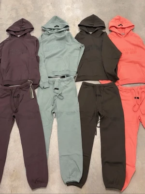 ESSENTIALS TRACKSUIT -  (HOODIE och BYXOR kan köpas separat) 100% autentiska Essentials från en verifierad supplier med StockX passerande kvalité