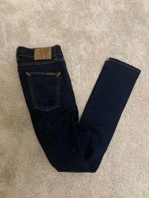 Nudie Jeans - Säljer ett par Nudie Jeans i otroligt bra skick! Storlek w27 L32. Modell Lean Dean.  💸 Nypris: ca 2000 kr 🚚 Snabb frakt! Skickas inom 1–2 dagar ✅ Inga fläckar, hål eller synliga tecken på slitage.   💬 Skriv gärna vid frågor – jag svarar snabbt!
