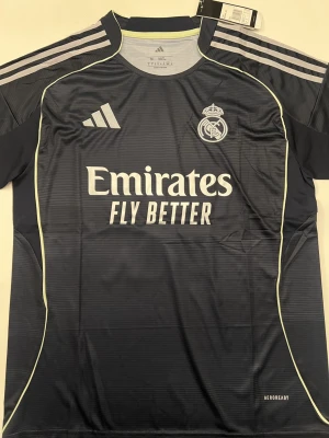 Trent Alexander-Arnold Real Madrid 25/26 bortatröja - Fotbollströjor i storlek M. Helt ny och oanvänd, med tag kvar. Detaljrik i inofficiell version. 