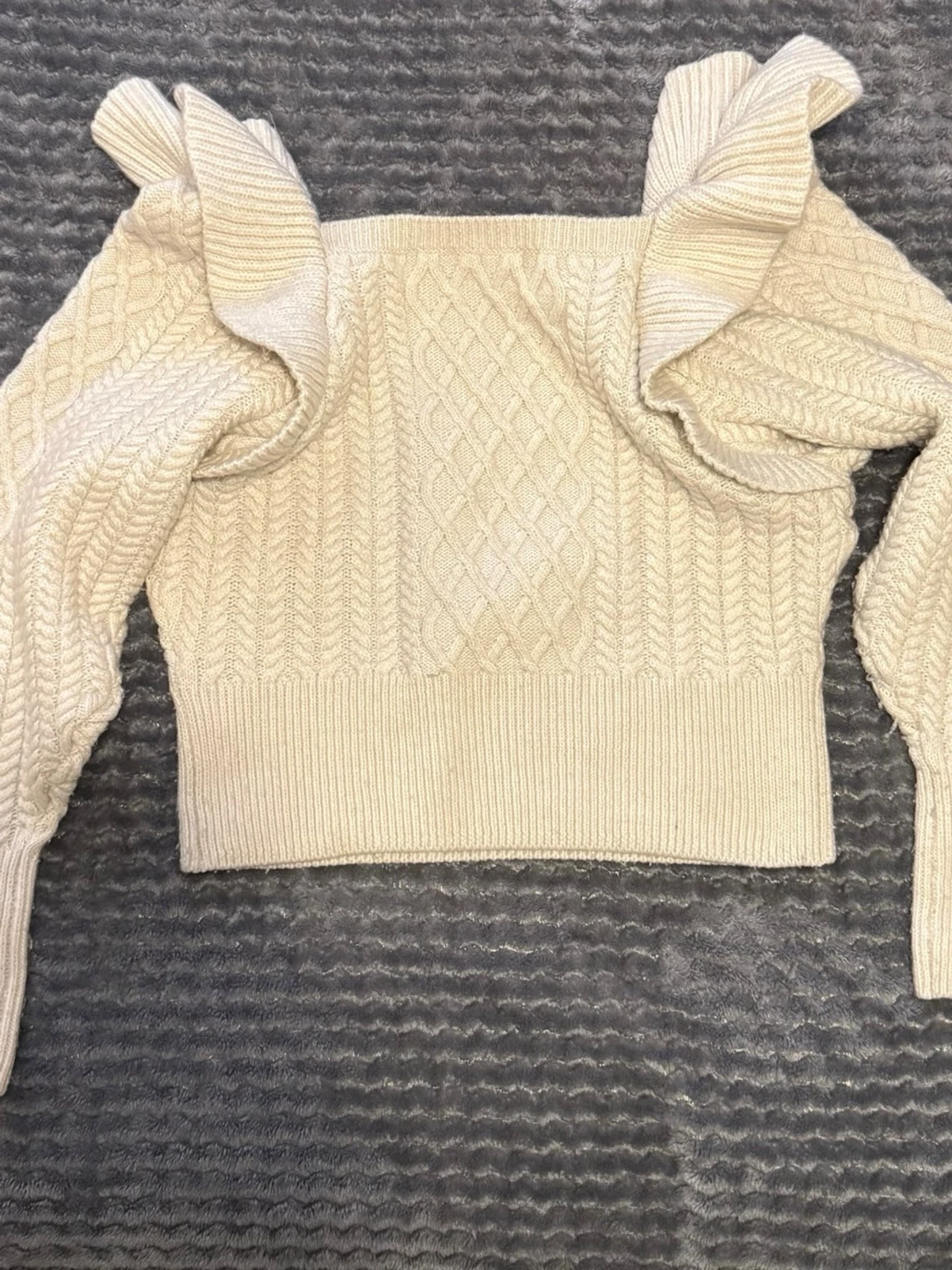 Beige stickad offshoulder tröja med volang - 3