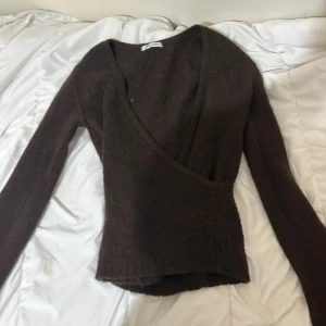 stickad omlott kofta  - brun omlottkofta, super fin. Står ej vad för storlek men jag gissar på M/S