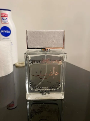 Pure Musk elegant parfym - Stilren parfym med dekorativa detaljer och texten 'Pure Musk' på flaskan. Perfekt för dig som vill sticka ut med en unik flaska i samlingen. Volym och ingredienser framgår ej på bilderna.