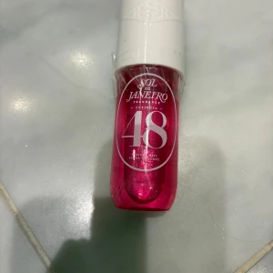 Sol de Janeiro Cheirosa 40 mist - Trendig body mist från Sol de Janeiro i snygg rosa flaska. Perfekt för dig som vill sticka ut och addera en fräsch touch till din stil. Populär bland unga och enkel att ta med överallt.