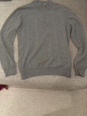 Grå Oscar Jacobson tröja - Säljer en grå stickad tröja från Oscar Jacobson i storlek S. Tröjan är i nyskick använd ett fåtal gånger. Köpt för 1200, 