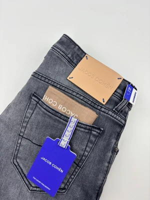 Jacob Cohën Nick jeans - | Säljer ett par helt nya Jacob Cohën jeans. | Storlek: 31 | Hör av dig vid frågor eller funderingar.