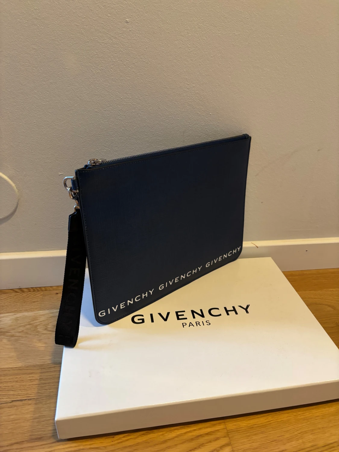 Mörkblå kuvertväska från Givenchy - 1
