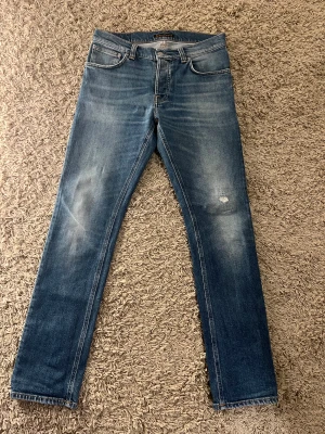Nudie jeans Grim Tim - Tja säljer nu dessa Nudie jeansen med sjukt snygga fades och en fet slitning👖✌🏼| Storleken är W32 L32 och modellen heter ”Grim Tim”🤩| Vid frågor och funderingar är det bara att skriva🙌🏼