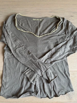 Zadig topp - Fin långärmad topp ifrån Zadig. Jätteskönt material och snygg. Passar både s/xs