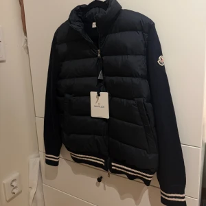Moncler cardigan  - Säljer en exklusiv svart Moncler cardigan i storlek S, helt ny med taggar kvar – aldrig använd! Sällsynt modell som är svår att få tag på. Hör av dig vid frågor!   