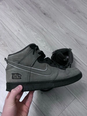 SOULGOODS X NIKE dunks high SP 90’ - SOULGOODS X NIKE dunks high SP 90’ i storlek 42. Använt skick men inga stora skavanker någorlunda varma skor till vintern eller som samlarobjekt 
