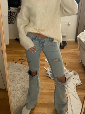 Jeans med hål - Super snygga lowaist Nelly jeans med hål. Det var hål från början men har gjort till några egna själv💖 Skriv för mått!!