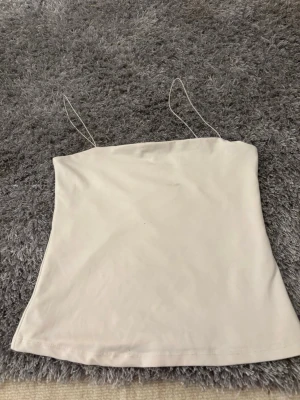 Vit linnetopp från New Yorker  - Säljer en stilren vit linnetopp från New Yorker i storlek S. Toppen har tunna axelband och en rak, enkel design. Materialet är mjukt.💕