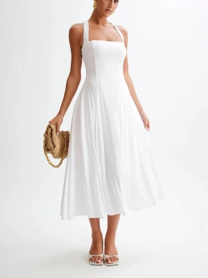 Vit långklänning med breda axelband från Meshki - Superfin vit långklänning med breda axelband och fyrkantig ringning. Klänningen har en flowy passform och är tillverkad i ett lätt tyg som ger en snygg siluett. Perfekt för sommarens alla tillfällen och enkel att styla med  accessoarer. Använd en gång, tvättats en gång. Går bra att steama, (då är den inte skrynklig som på bild!) 