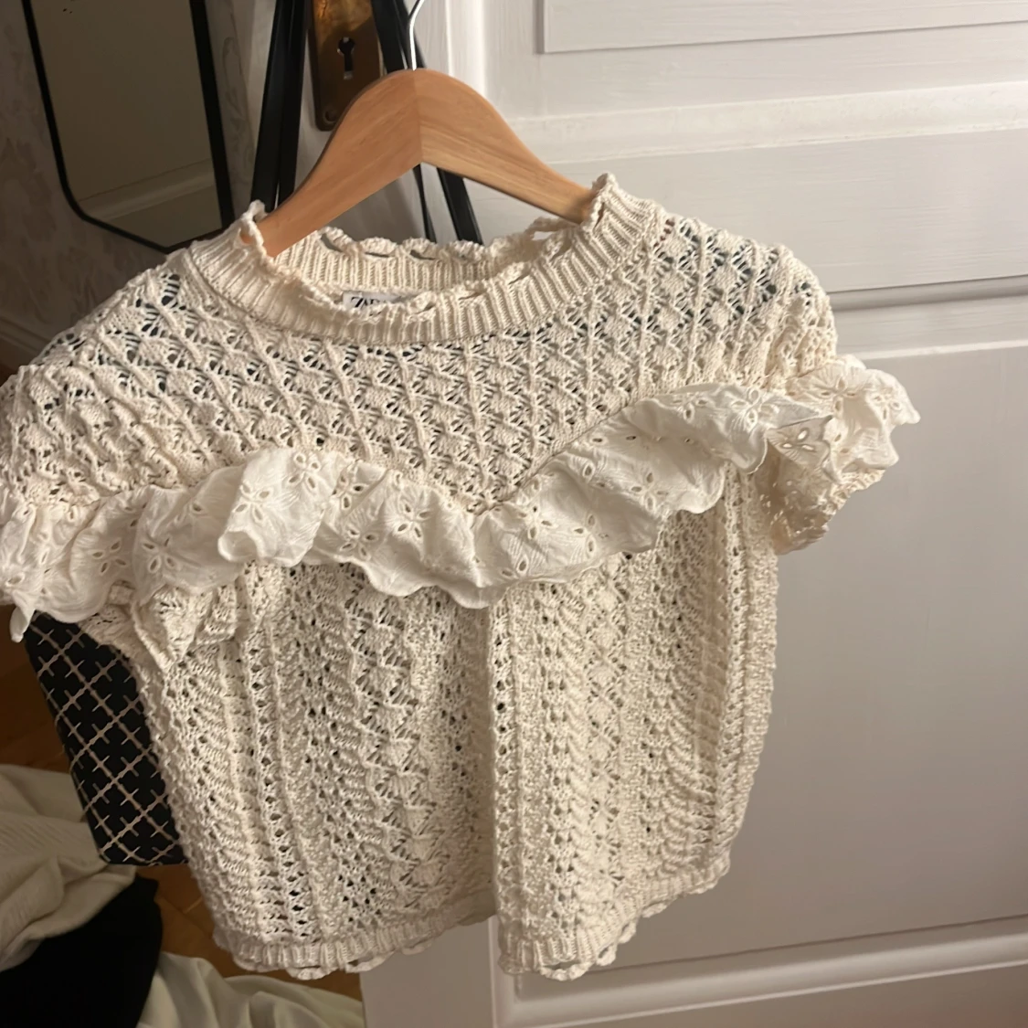 Vit stickad blus med volang från Zara - 2